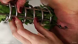 彼の口の中で彼の終わりと優しく目を覚まし ...