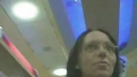 バスルームに隠されたカメラで細身の女の子 ...