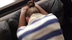 女の子は雪の中を見て彼女の猫と一緒に裸に ...