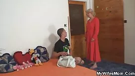 通りにスカートを取ると、カメラのドレスを ...