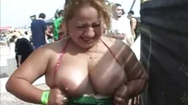 すぐにお掃除おばさんの美脚に気がつきまし ...