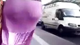 ロッカールームで靴下と短いドレスを身に着 ...