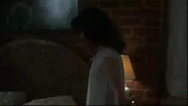 大きな胸が鏡にその反射を押し込みます 女 ...