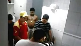 男根のために批判されているカメラの前でブ ...