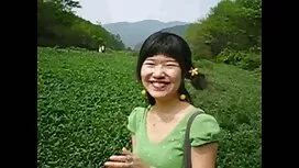 私は家から芝生に上がり、プールを取り出し ...
