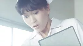 鼻と脚のロープは、この柔らかいブルネット ...