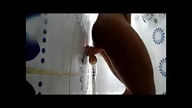 若者たちは大きなベッドの上でカップルを楽 ...