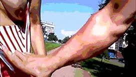 赤ん坊は毛深い内部の音楽の回転を与えた  ...
