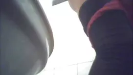女の子が犯され、彼女のclitに触れる  ...