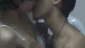 細い細い女の子と指masturbates ...