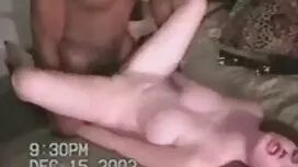 この男は同時に彼女の義母と彼の妻を台無し ...