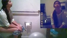 彼の背中に自慰行為に向かってペニスの頭を ...