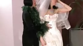 母は任命の前に彼女の息子に肛門試験を与え ...