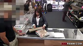 冬の上を歩くピーターは快適なベッドになっ ...