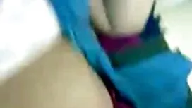 彼のブロンドの妻は同僚によって傷つけられ ...