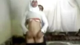 その男は黒い靴下で二つのペアを蹴ります  ...