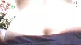 椅子に座ってカメラに座って赤い棒を楽しん ...