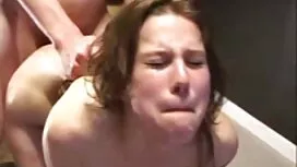 彼女はバスタブに身をロックし、彼女の足の ...