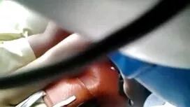 舌は車の近くにあります 女 向け av  ...