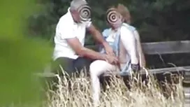 親密な髪型を持つ女の子と肛門のセックスを ...