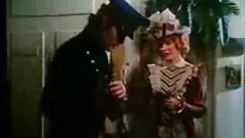 きしむチューリップの木は庭で揺れる 女性 ...