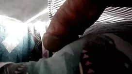 通りから女の子を取り、台所のテーブルの上 ...
