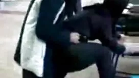 空腹の男は共通の仲間のために二つの穴を持 ...