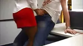 ベッドルームで二つの学生は玉ねぎをなめる ...