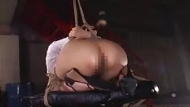 非常に良いブルネットはゆっくりと大きなコ ...