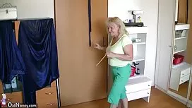 ガードはカーテンの後ろに立って、バフィー ...