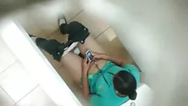 二つの男はクソとストラップに金髪 女性  ...