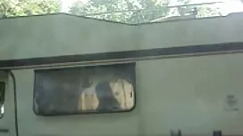 道路の近くの舗装の上に金髪のおしっこ 女 ...