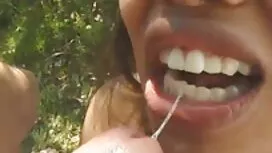 森の中の革の垂れのための奇妙なフック 女 ...