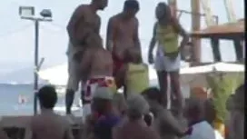 スキニー雛が積によって彼女の兄弟や友人  ...