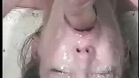 打った後、花嫁は肛門のバラでキスをしまし ...