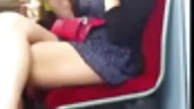 彼は手足に飛び乗り、彼の足を舐めた 男  ...