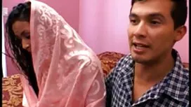 クリーニングの男は情熱的に彼の妻をおびえ ...
