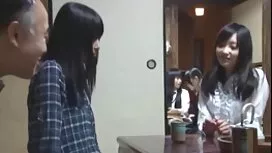 女の子は訓練中に夜に撃たれ、ジムでお金の ...