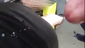 肌とワックスで罰に従うためにあなたのガー ...