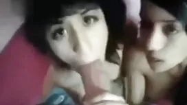 孤独な女の子stroking彼女自身でザ ...