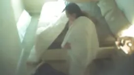 処女のソファmasturbates 女性 ...