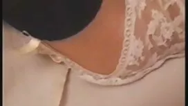 この女の子は、黒と白の靴下で実験を組織し ...
