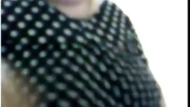 大きな穴を通して浴室の中でぽっちゃり女性 ...